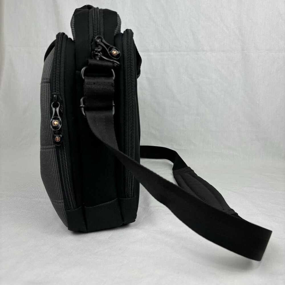 SwissGear Wenger Black & Gray Laptop Bag - Multiple Compartments Durable Fabric. - Picture 4 of 16